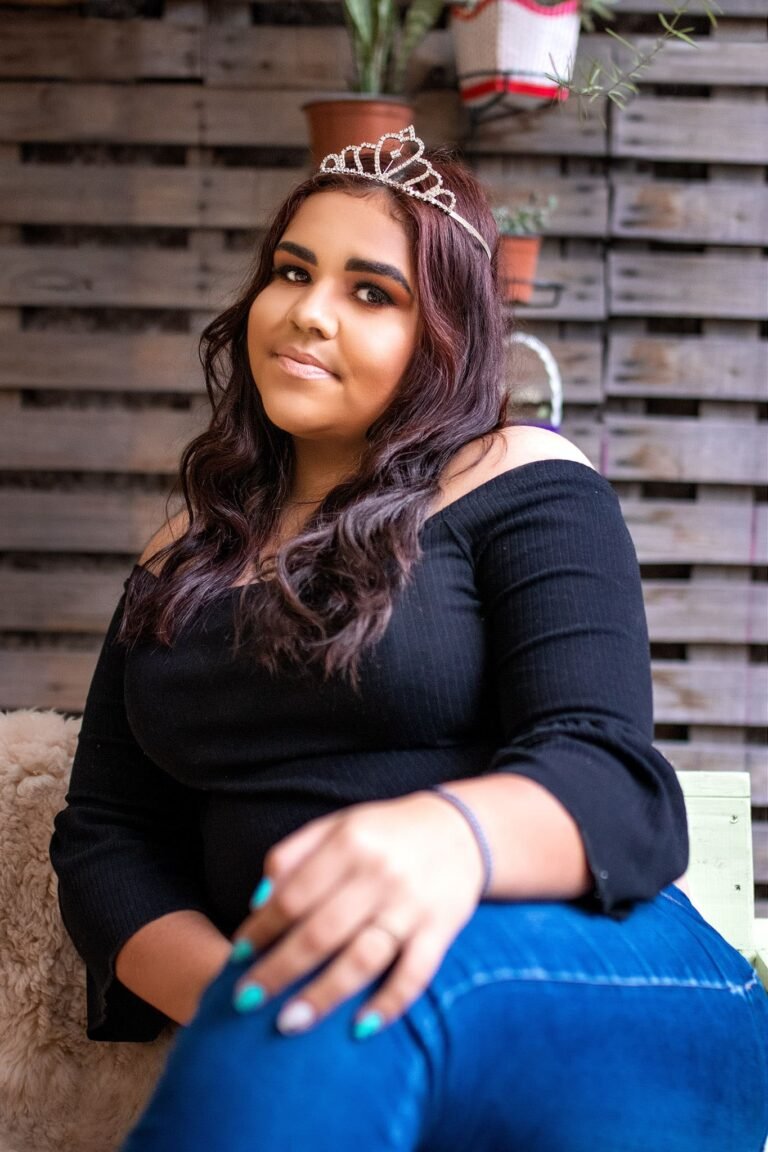 Alana em ensaio de 15 anos em Guaíba, posando com coroa e sorriso natural, capturando a essência de sua juventude