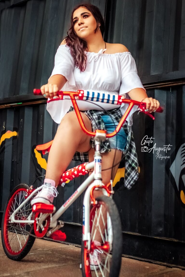 Ensaio fotográfico de 15 anos de Alana em Guaíba, posando com uma bicicleta, mostrando seu estilo e personalidade.